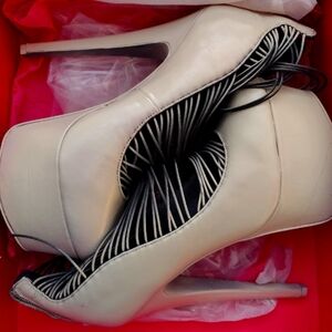 London Trash Ceres Pumps - Cream